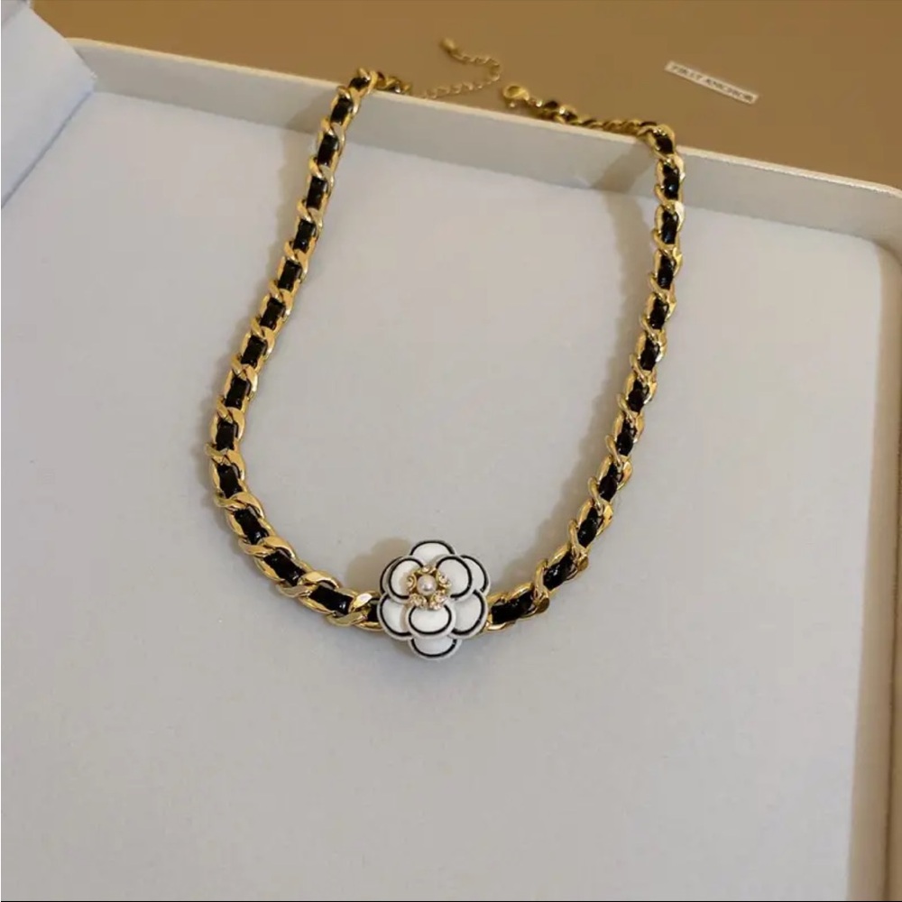 LAST! Camellia Flower Gold Tone Fashion Choker Necklace with Rhinestones! - Picture 6 of 7
